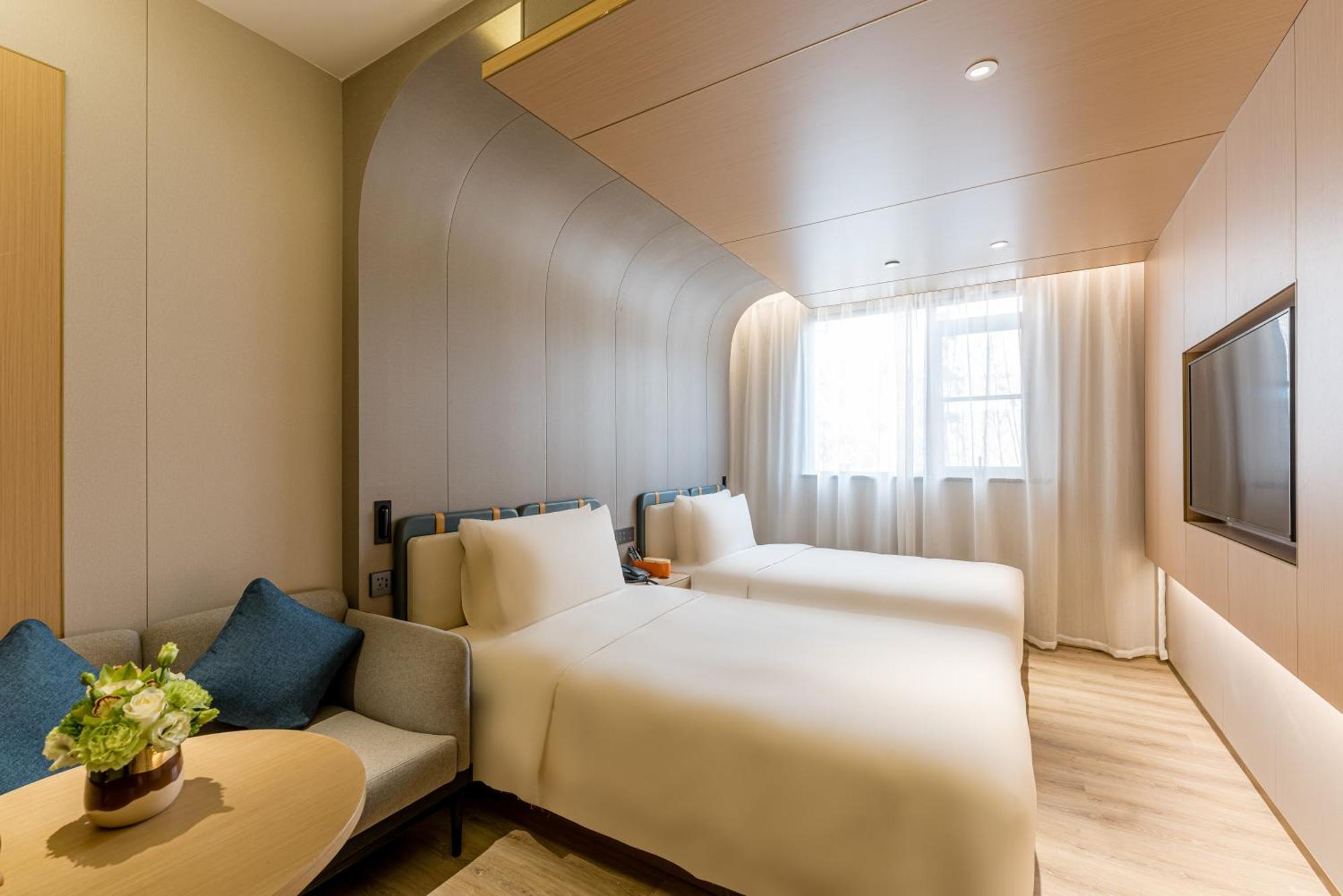 Atour World Expo West Gaoke Road Hotel 4*