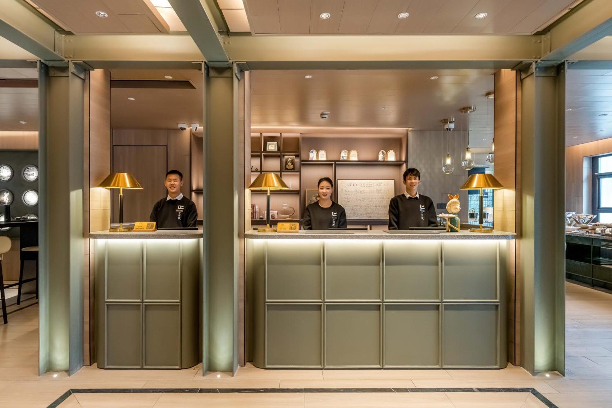 Atour World Expo West Gaoke Road Hotel 4*